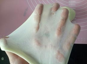 油皮材料混合均匀，揉至能拉出薄膜