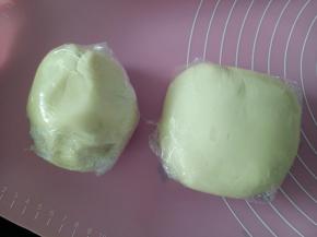 油酥材料混合均匀，包保鲜膜静置松弛1小时左右