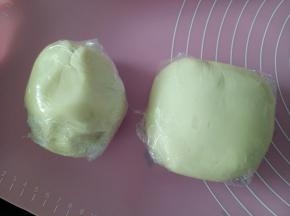 油酥材料混合均匀，包保鲜膜静置松弛1小时左右