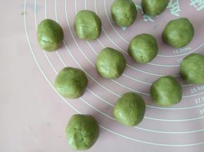 准备豆沙，每个25克揉成团