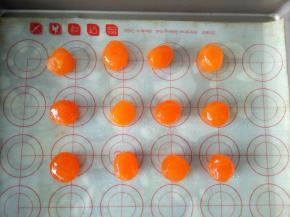 蛋黄喷白酒，放入预热好的烤箱180度烤3分钟后翻面再烤3分钟