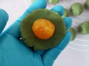 将蛋黄包入豆沙