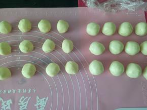 将松弛好的油皮和油酥分别分成12份