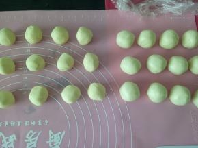 将松弛好的油皮和油酥分别分成12份