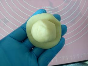 分别取一个，将油酥包入油皮