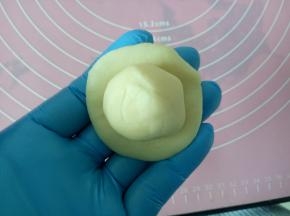 分别取一个，将油酥包入油皮