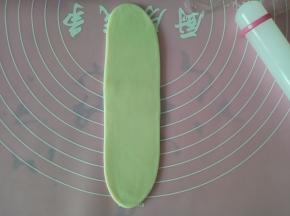 取一个收口向上(图中我擀反了)，擀成大约20cm左右的牛舌状