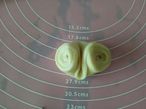 取一个用食指从中间按一下，两边收回来