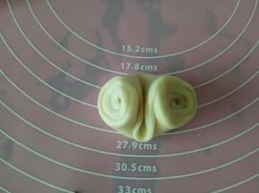 取一个用食指从中间按一下，两边收回来