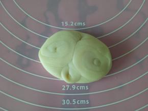 用手掌按扁，擀面杖擀成圆形的薄片