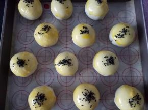 全部做好后放入烤盘，刷蛋液，撒芝麻