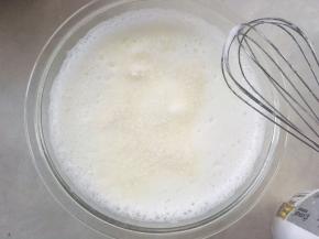 打发出蛋白霜浓稠时，加入第二份细砂糖；
