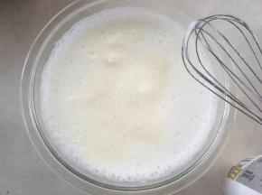 打发出蛋白霜浓稠时，加入第二份细砂糖；
