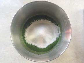 过筛低筋面粉，用蛋抽画Z字，将面糊搅拌均匀，面糊无干粉颗粒即可；
