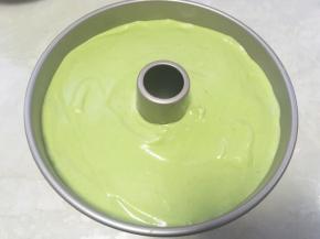 将翻拌均匀的面糊抬高20厘米倒入模具内，之后用刮刀将面糊表面刮平正；
