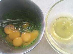 分离鸡蛋，将蛋白打至干净的无水无油的容器内，蛋黄分离至菠菜面糊中；
