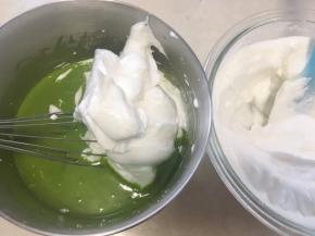 取三分之一打发好的蛋白霜，加入到菠菜面糊中，先用蛋抽翻拌均匀；
