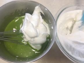 取三分之一打发好的蛋白霜，加入到菠菜面糊中，先用蛋抽翻拌均匀；
