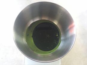 菠菜汁加入玉米油，用蛋抽快速搅拌均匀，没有油点即可；
