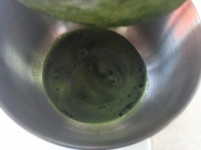 榨好的菠菜泥倒在面粉筛上，用刮刀按压菠菜泥，过滤出70克菠菜汁备用；
