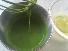 蛋黄用蛋抽画Z字搅拌均匀，面糊顺滑细腻，无颗粒即可；
