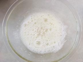 蛋白加几滴柠檬汁，分三次加入细砂糖，打发至硬性发泡，电动打蛋器打发出大眼泡状加入三分之一细砂糖；
