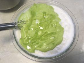 之后将翻拌好的面糊倒回蛋白霜内，继续用蛋抽将蛋白霜翻拌均匀；
