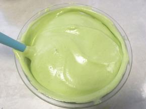 最后再用刮刀将盆底蛋抽翻拌不到的地方翻拌均匀；
