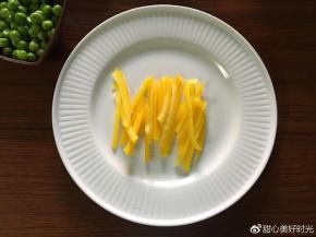 彩椒洗净切丝