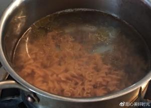 烧一锅开水，放入全麦螺旋面，橄榄油，食用盐煮熟