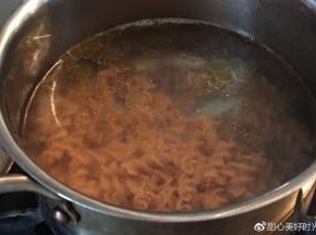 烧一锅开水，放入全麦螺旋面，橄榄油，食用盐煮熟