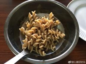 捞出煮熟的全麦螺旋面放入凉水中，防止螺旋面粘连使面更Q弹