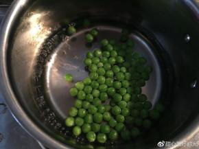 青豆焯水一下捞出沥干