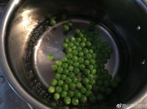 青豆焯水一下捞出沥干