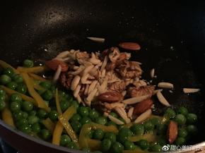 加入核桃仁、扁桃仁、扁桃条继续翻炒均匀