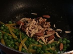 加入核桃仁、扁桃仁、扁桃条继续翻炒均匀