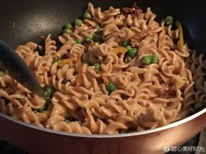 加入煮熟的全麦螺旋面，翻炒几下
