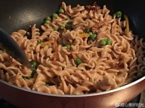 加入煮熟的全麦螺旋面，翻炒几下