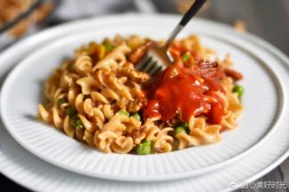 加热好的cook100意大利面酱直接浇在田园干果螺旋面上