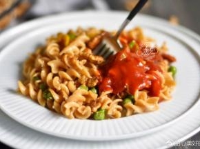 加热好的cook100意大利面酱直接浇在田园干果螺旋面上