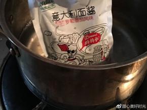 煮一锅沸水，将cook100意大利面酱连袋加热3分钟