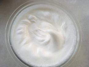 继续打发蛋白霜出现小弯勾的状态时，加入最后一份细砂糖；
