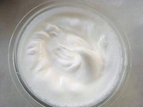 继续打发蛋白霜出现小弯勾的状态时，加入最后一份细砂糖；
