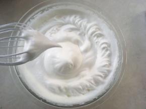 蛋白霜出现小弯勾后，再次打发蛋白时，要多停下来注意观察蛋白霜的状态，打蛋器提起有个直立的三角尖即可，烤箱预热160度；
