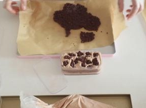 加入掰碎的薄脆巧克力