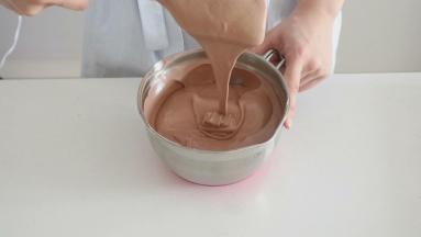 分三次混合蛋黄糊与蛋白霜