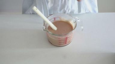 再加入剩余的淡奶油，搅拌均匀，盖好保鲜膜放冰箱冷藏两到三个小时