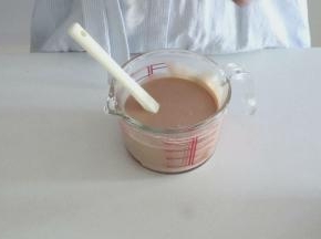 再加入剩余的淡奶油，搅拌均匀，盖好保鲜膜放冰箱冷藏两到三个小时