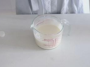 然后做麻薯，混合除黄油以外的所有材料，盖上保鲜膜，微波炉中高火加热两分半钟左右