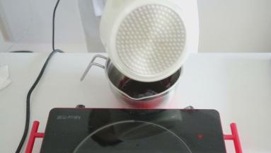 混合好的植物油和可可粉倒入打蛋盆里